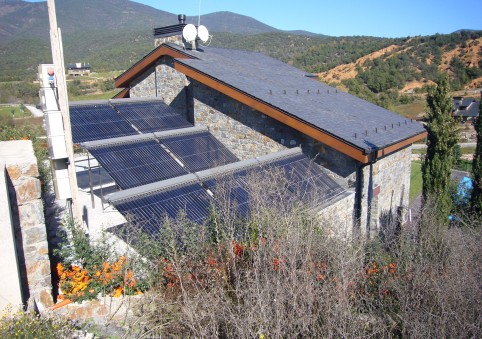 Instalación de placas solares en una casa unifamiliar en el Pirineo